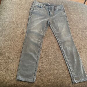 Liz Claiborne womens straight leg jeans; size 6